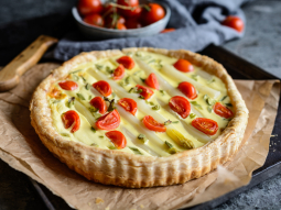 Tarta z białymi szparagami i pomidorkami koktajlowymi