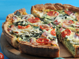Quiche ze szpinakiem, boczkiem i pomidorkami