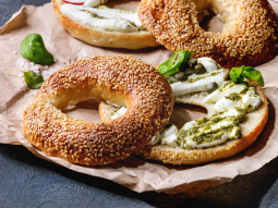 Bajgle z mozzarellą, pesto i kaparami