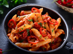 Penne w ostrym sosie pomidorowym