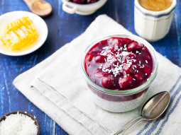 Kokosowy pudding chia z wiśniami