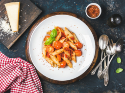 Makaron penne z pieczonymi pomidorami i czosnkiem