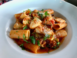 Makaron rigatoni z bakłażanem i pomidorami