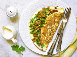 Omlet z kurkami, mozzarellą i szczypiorkiem