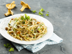 Spaghetti w kremowym sosie z kurkami