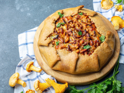Galette z serkiem śmietankowym i kurkami