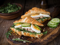 Croissanty z tuńczykiem, jajkiem i rukolą