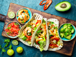 Tacos z krewetkami i awokado