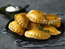 Empanadas z wołowiną, chorizo i fasolą