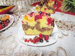 Ciasto waniliowo-kawowe z płatkami otulone owocami lata