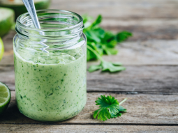 Dressing z awokado z limonką i kolendrą