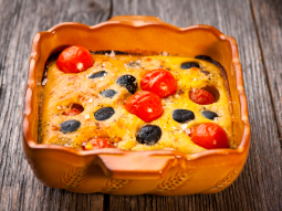 Wytrawne clafoutis z pomidorkami cherry i oliwkami