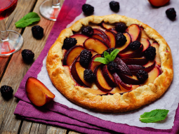 Galette ze śliwkami i jeżynami
