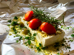Pieczony ser feta z pomidorkami cherry