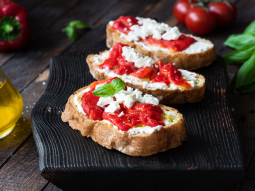 Crostini z twarogiem i pieczoną papryką