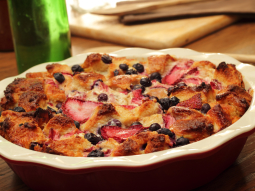Pudding chlebowy z truskawkami i jagodami