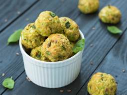 Pieczone kulki z cukinii z mozzarellą i siemieniem lnianym