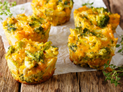 Muffiny jajeczne z brokułami, cheddarem i tymiankiem
