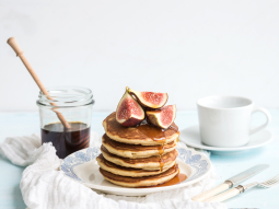Pancakes z figami i miodem
