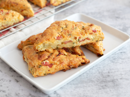 Scones z serem, szynką i suszonymi pomidorami