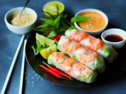 Spring rolls z krewetkami i awokado