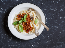 Spaghetti z soczewicą w sosie pomidorowym
