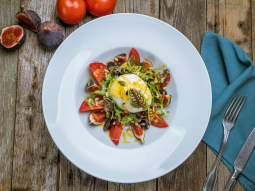 Burrata di bufala z jesienną sałatką