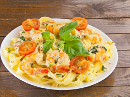 Makaron tagliatelle z krewetkami w sosie śmietanowym