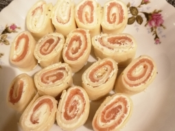 Roladki z serkiem z cebulką i szczypiorkiem i łososiem