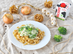 Pełnoziarniste tagliatelle z kurczakiem w sosie śmietankowo-brokułowym