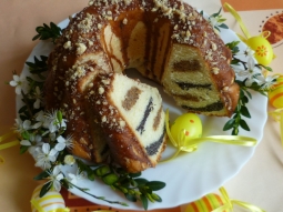 Babka drożdżowa na krupczatce z nadzieniem makowym i orzechowym