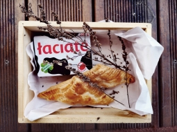 Ciasteczka z gruszką z ciasta francuskiego