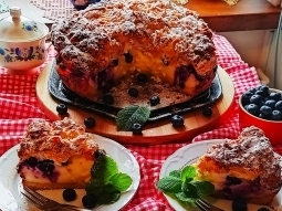 Puszysty sernik z borówkami