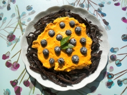 Naleśnikowe spaghetti z dyniowym twarożkiem