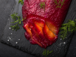 Gravlax, łosoś marynowany w burakach
