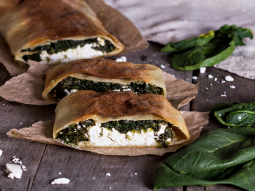 Spanakopitas, paszteciki z fetą i szpinakiem