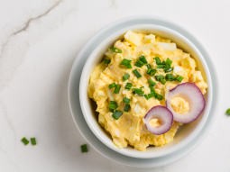 Pasta twarogowo-jajeczna z wiosennymi warzywami