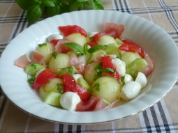 Sałatka z melonem, mozzarellą i szynką
