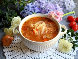 Zupa z kapusty pekińskiej z kaszą bulgur i pomidorami