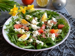 Sałatka z rukolą, jajkiem i serem burrata