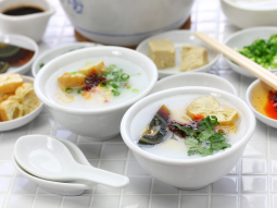 Congee z wędzonym tofu