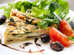 Quiche ze szpinakiem i czarnymi oliwkami