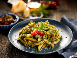 Makaron z kurczakiem i szpinakiem w pesto