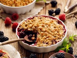 Owsiane crumble z jeżynami