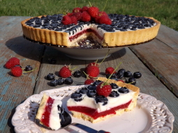 Tarta malinowa z miodową panna cottą i jagodami