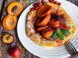 Letni biszkoptowy omlet z karmelizowaną morelą