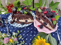 Ciasto czekoladowe z mleczną masą i jeżynami