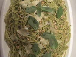 Pyszny, niesamowicie aromatyczny makaron spaghetti z domowym pesto z bazylii i prażonymi orzeszkami pinii.