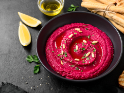 Kremowy hummus z pieczonym burakiem