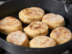 Angielskie muffiny śniadaniowe z patelni